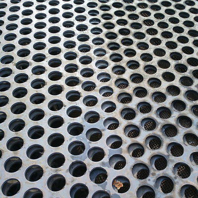 ASTM 304 ha perforato il piatto laminato a caldo dello strato di acciaio inossidabile intorno al foro 10mm